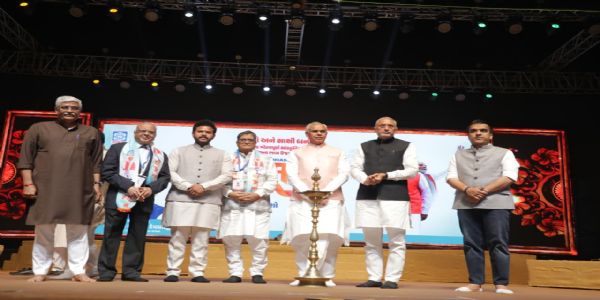 વડાપ્રધાનના જીવનચરિત્ર પર આધારિત મલ્ટિમીડિયા શૉ ‘નમોત્સવ’ને રાજ્યપાલ આચાર્ય દેવવ્રતએ નિહાળ્યો