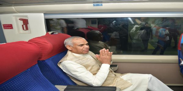 રાજ્યપાલ આચાર્ય દેવવ્રતની ગાંધીનગર થી મુંબઈ વંદે ભારત ટ્રેનમાં મુસાફરી