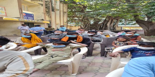 ટીબીના દર્દીઓને દાતાઓના સહયોગથી રેડક્રોસ દ્વારા આહાર કીટ અર્પણ.