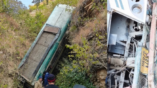 બસ ખાઈમાં પડી