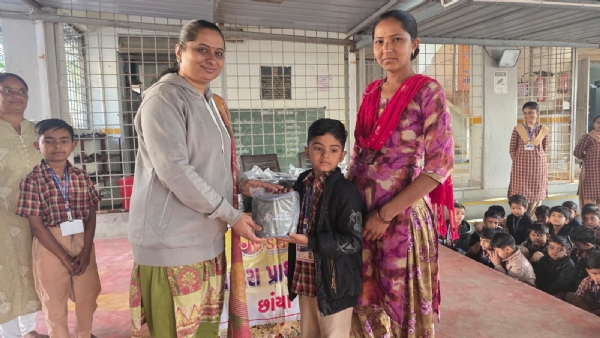 પોરબંદરની પી.એમ.નવાપરા પ્રાથમિક શાળા, છાયા ખાતે ટિફિન બોક્સ વિતરણ કાર્યક્રમ યોજાયો.