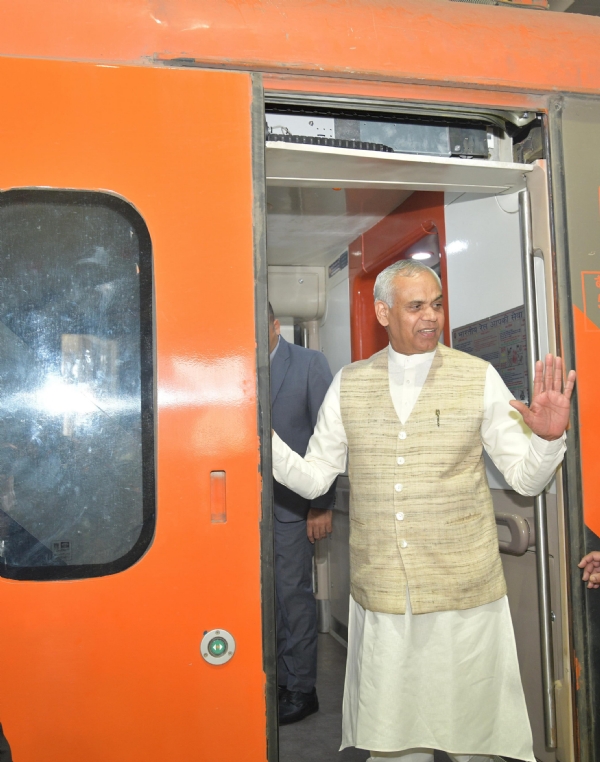 રાજ્યપાલ આચાર્ય દેવવ્રતની ગાંધીનગર થી મુંબઈ વંદે ભારત ટ્રેનમાં મુસાફરી રાજ્યપાલ આચાર્ય દેવવ્રતની ગાંધીનગર થી મુંબઈ વંદે ભારત ટ્રેનમાં મુસાફરી