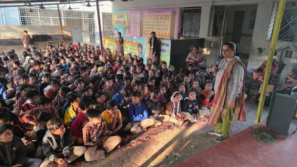 પોરબંદરની પી.એમ.નવાપરા પ્રાથમિક શાળા, છાયા ખાતે ટિફિન બોક્સ વિતરણ કાર્યક્રમ યોજાયો.