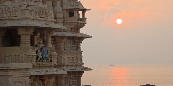 દાદા સોમનાથના ચરણોમાં 2025નો અંતિમ સુર્યાસ્ત... સૂર્ય ની સાથે માનવ જાતનું એક સફળ વર્ષનું સમાપન