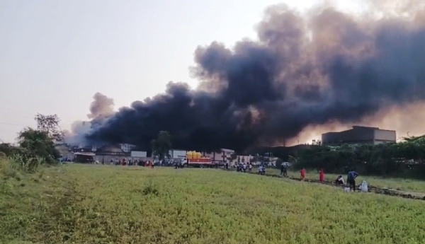 બોરસરા ખાતે આવેલ જેબી ઈકો ટેક્ષ કંપનીમાં ભીષણ આગ લાગી ધુમાડાના ગોટેગોટા ઉડ્યા બોરસરા ખાતે આવેલ જેબી ઈકો ટેક્ષ કંપનીમાં ભીષણ આગ લાગી ધુમાડાના ગોટેગોટા ઉડ્યા