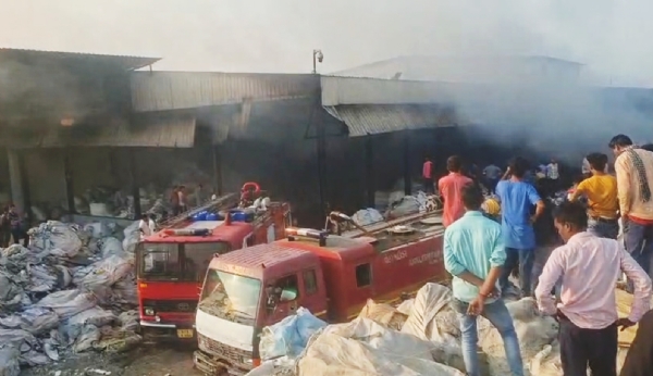 બોરસરા ખાતે આવેલ જેબી ઈકો ટેક્ષ કંપનીમાં ભીષણ આગ લાગી ધુમાડાના ગોટેગોટા ઉડ્યા બોરસરા ખાતે આવેલ જેબી ઈકો ટેક્ષ કંપનીમાં ભીષણ આગ લાગી ધુમાડાના ગોટેગોટા ઉડ્યા