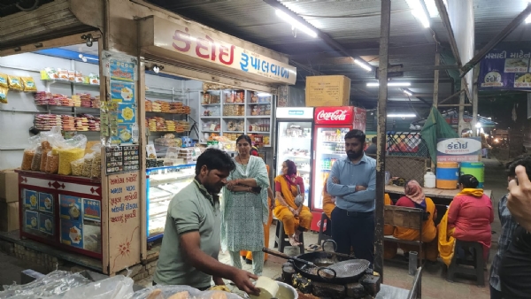 ફૂડ ક્વોલિટી ચેકિંગ સ્ટ્રાઈક