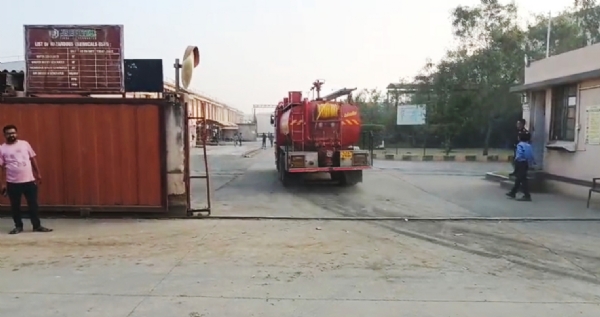 બોરસરા ખાતે આવેલ જેબી ઈકો ટેક્ષ કંપનીમાં ભીષણ આગ લાગી ધુમાડાના ગોટેગોટા ઉડ્યા બોરસરા ખાતે આવેલ જેબી ઈકો ટેક્ષ કંપનીમાં ભીષણ આગ લાગી ધુમાડાના ગોટેગોટા ઉડ્યા