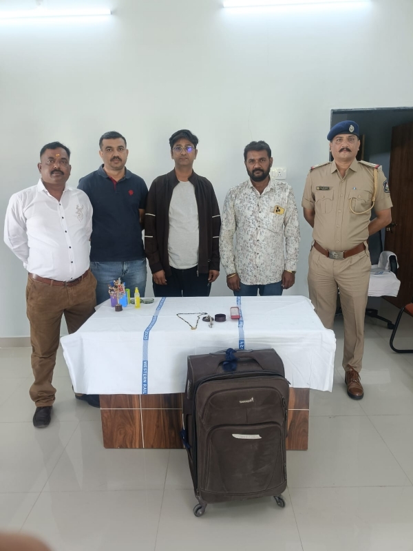 પોરબંદર રેલવે પોલીસ દ્વારા ખોવાયેલ બેગ મૂળ મલિક ને પરત કરી. પોરબંદર રેલવે પોલીસ દ્વારા ખોવાયેલ બેગ મૂળ મલિક ને પરત કરી.