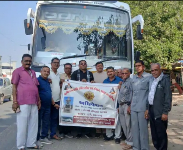 પાટણથી રોહિત સમાજના લગભગ 40 ભાઈઓ-બહેનો પુણે ખાતે રાષ્ટ્રીય અધિવેશન  માટે રવાના