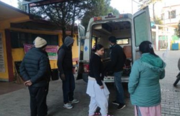 ઘાયલોને લઇ જતી બચાવ ટીમ ઘાયલોને લઇ જતી બચાવ ટીમ