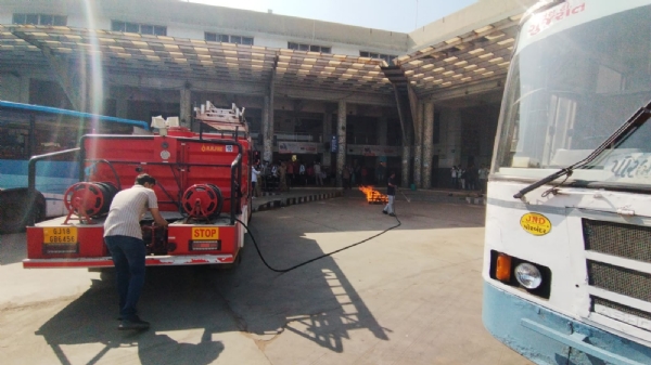 પોરબંદરના એસ.ટી. ડેપોમાં આગની મોકડ્રીલ યોજાઈ.