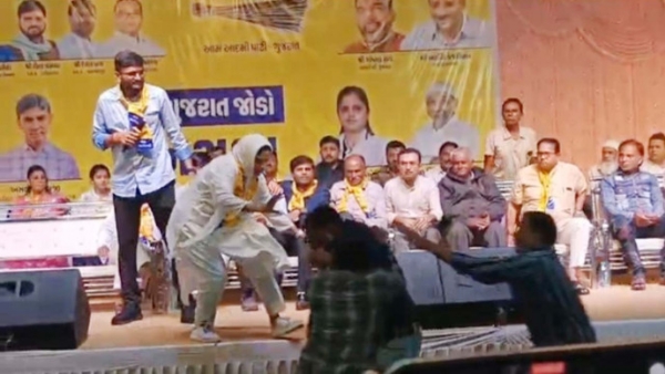 ગોપાલ ઉપર જૂતું ફેંકાયું ગોપાલ ઉપર જૂતું ફેંકાયું