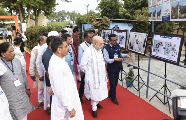 કેન્દ્રીય મંત્રી અમિત શાહે રૈયા ફાર્મના ગર્ભ ટ્રાન્સપ્લાન્ટ લેબની મુલાકાત લીધી