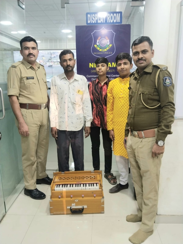 નેત્રમ પ્રોજેકટની મદદ થી રિક્ષામાં ભુલાયેલ હાર્મોનિયમ શોધી કાઢતી પોલીસ.