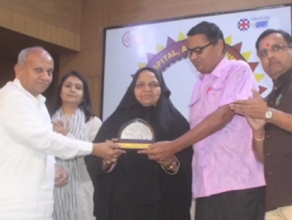 કાકોશી ગામના પૂર્વ સરપંચ સફૂરુનીસાબેનનું કિડની દાન બદલ અમદાવાદમાં સન્માન કાકોશી ગામના પૂર્વ સરપંચ સફૂરુનીસાબેનનું કિડની દાન બદલ અમદાવાદમાં સન્માન