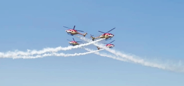 અંકલેશ્વર એરસ્ટ્રીપ ખાતે વાયુસેનાની સારંગ ટીમે હેલિકોપ્ટરના કરતબ રજૂ કર્યા અંકલેશ્વર એરસ્ટ્રીપ ખાતે વાયુસેનાની સારંગ ટીમે હેલિકોપ્ટરના કરતબ રજૂ કર્યા