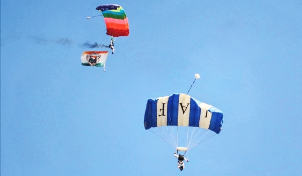 અંકલેશ્વર એરસ્ટ્રીપ ખાતે વાયુસેનાની સારંગ ટીમે હેલિકોપ્ટરના કરતબ રજૂ કર્યા અંકલેશ્વર એરસ્ટ્રીપ ખાતે વાયુસેનાની સારંગ ટીમે હેલિકોપ્ટરના કરતબ રજૂ કર્યા