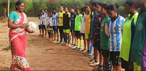 સાડી પહેરીને ફૂટબોલ કોચિંગ આપતી ભારતી મુદી સાડી પહેરીને ફૂટબોલ કોચિંગ આપતી ભારતી મુદી