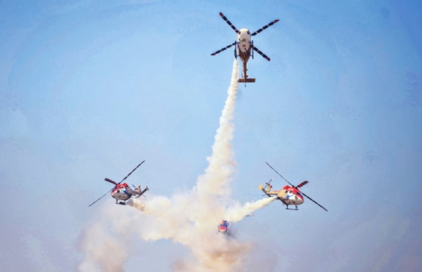 અંકલેશ્વર એરસ્ટ્રીપ ખાતે વાયુસેનાની સારંગ ટીમે હેલિકોપ્ટરના કરતબ રજૂ કર્યા અંકલેશ્વર એરસ્ટ્રીપ ખાતે વાયુસેનાની સારંગ ટીમે હેલિકોપ્ટરના કરતબ રજૂ કર્યા