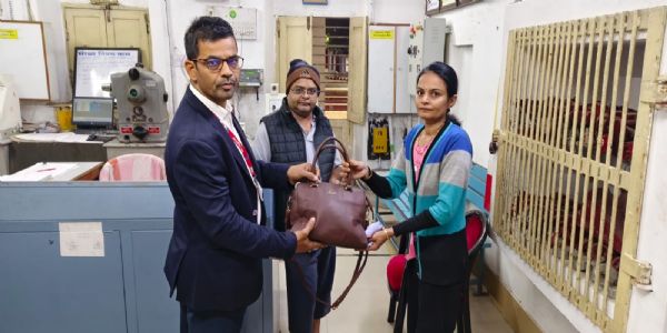 રેલવેની ઈમાનદારીથી મુસાફરોનો વિશ્વાસ મજબૂત: વેરાવળ સ્ટેશન પર મહિલા મુસાફરનું કિંમતી પર્સ પરત અપાયું