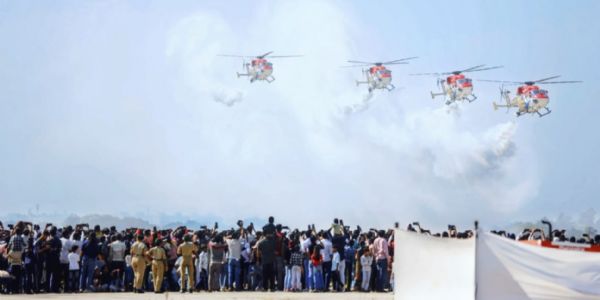 અંકલેશ્વર એરસ્ટ્રીપ ખાતે વાયુસેનાની સારંગ ટીમે, હેલિકોપ્ટરના કરતબ રજૂ કર્યા