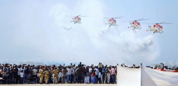 અંકલેશ્વર એરસ્ટ્રીપ ખાતે વાયુસેનાની સારંગ ટીમે હેલિકોપ્ટરના કરતબ રજૂ કર્યા અંકલેશ્વર એરસ્ટ્રીપ ખાતે વાયુસેનાની સારંગ ટીમે હેલિકોપ્ટરના કરતબ રજૂ કર્યા