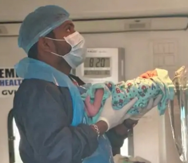 બામરોળીમાં એક મહિલાની 108 એમ્બ્યુલન્સમાં જ સફળ પ્રસૂતિ કરાવી હતી બામરોળીમાં એક મહિલાની 108 એમ્બ્યુલન્સમાં જ સફળ પ્રસૂતિ કરાવી હતી