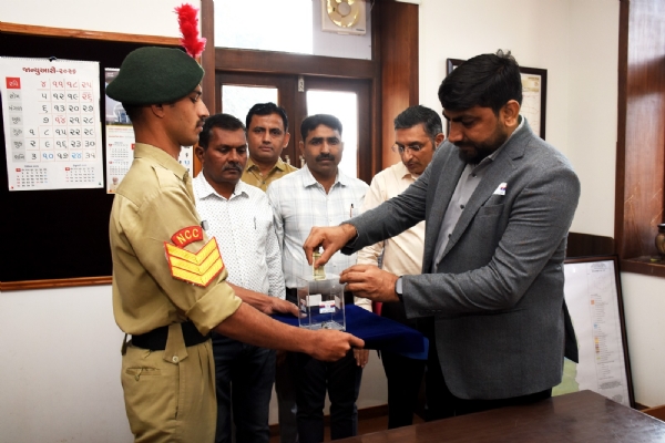 જિલ્લા કલેકટરના વરદહસ્તે સશસ્ત્ર સેના ધ્વજ દિન ભંડોળ એકત્ર કરવાના કાર્યક્રમનો શુભારંભ