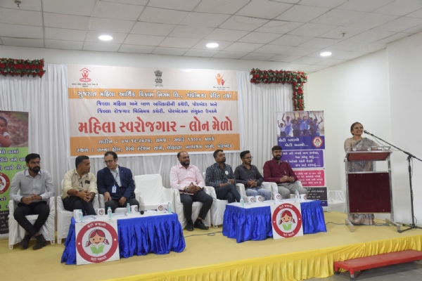 પોરબંદર ખાતે “મહિલા સ્વરોજગાર મેળો – લોન મેળો” યોજાયો.