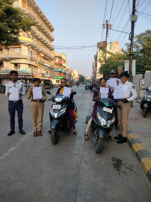 ટ્રાફિક પોલીસ દ્વારા ખીજળી પ્લોટ ટ્રાફિક અવેરનેશ કર્યક્રમ યોજ્યો.