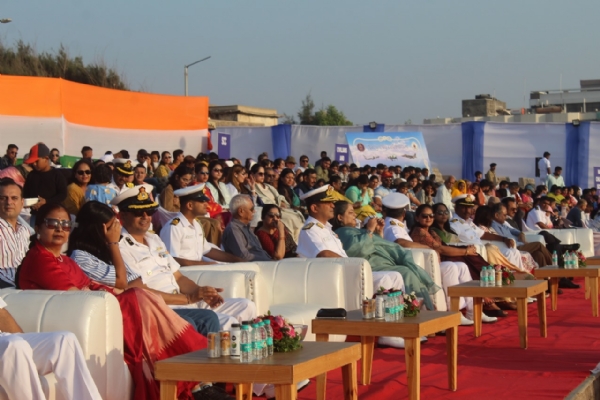 નેવી ડે ની ઉજવણી અંતર્ગત ઇન્ડિયન નેવી દ્વારા પોરબંદરની ચોપાટી ખાતે ખાસ કાર્યક્રમ યોજાયો.