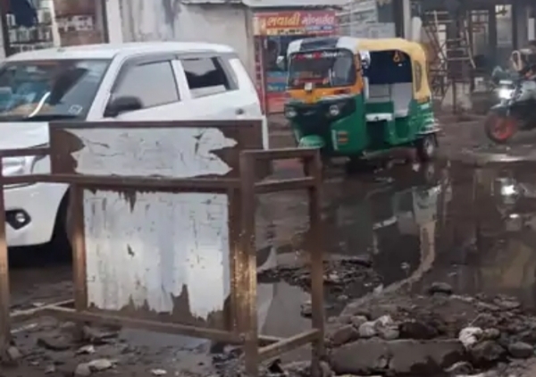 હારીજ બજારમાં અત્યંત જોખમી ખાડાથી જનજીવન પ્રભાવિત