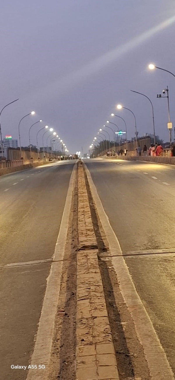 - તમામ ટેસ્ટ થયા બાદ બ્રિજ અંગે રાજ્ય સરકાર નિર્ણય લેશે અમદાવાદ,8 ડિસેમ્બર (હિ.સ.) અમદાવાદ પશ્ચિમના સૌથી વ્યસ્ત અને ઉત્તર ગુજરાતથી શહેરમાં પ્રવેશ કરવા માટેના મુખ્ય રોડ તરીકે ગણાતા સુભાષબ્રિજ હજી 15 ડિસેમ્બર સુધી સુભાષબ્રિજ બંધ રહેશે,4 એજન્સીઓ ટેસ્ટિંગ કરશે અને તમામ ટેસ્ટ થયા બાદ બ્રિજ અંગે રાજ્ય સરકાર નિર્ણય લેશે. સુભાષબ્રિજ પર તિરાડ અને સ્પાનનો ભાગ બેસી જવાની ઘટના મામલે મ્યુનિસિપલ કોર્પોરેશન તંત્ર દ્વારા તપાસનો ધમધમાટ શરૂ કરવામાં આવ્યો છે. આગામી 15 ડિસેમ્બર સુધી બ્રિજના ટેસ્ટની કામગીરી ચાલવાની હોવાના કારણે હજી એક અઠવાડિયા સુધી બ્રિજ બંધ રહેશે. જોકે સૂત્રોના જણાવ્યા મુજબ હવે બ્રિજ અંગે જે નિર્ણય લેવાય ત્યાં સુધી બ્રિજ ચાલુ કરવામાં નહીં આવે. અમદાવાદ મ્યુનિસિપલ કોર્પોરેશનના સૂત્રોના જણાવ્યા મુજબ શહેરના સુભાષબ્રિજ પર પડેલી તિરાડ અને ભાગ બેસી જવા મામલે બ્રિજ પ્રોજેક્ટ વિભાગ દ્વારા અલગ અલગ ત્રણ એજન્સીઓ પાસે આખા સુભાષબ્રિજના ટેસ્ટિંગની કામગીરી કરાવવામાં આવી રહી છે. આજે 8 ડિસેમ્બરના રોજ વડોદરાની જીઓ ડાયનેમિક્સ નામની કંપની દ્વારા સુભાષ બ્રિજની તપાસ કરવામાં આવી રહી છે. બ્રીજના તમામ પિલ્લર અને તમામ સ્પાનના ઇન્ટીગ્રિટી ટેસ્ટ કરવામાં આવશે. તમામ પાસાઓ ઉપર તપાસ કરીને બે દિવસ બાદ બ્રિજનો રિપોર્ટ આપવામાં આવશે. આજે SVNIT સુરતની ટીમ બ્રિજ ઇન્સ્પેક્શન માટે અમદાવાદ આવવાની હતી. જોકે હવે ટીમ આવતીકાલે 9 ડિસેમ્બરના રોજ મંગળવારે સુભાષ બ્રિજના ઇન્સ્પેક્શન અને ટેસ્ટ માટે આવશે. બે દિવસ બાદ IIT મુંબઈ અને IIT રૂડકીની ટીમ પણ બ્રિજના ઇન્ફેક્શન અને ટેસ્ટ માટે આવશે જેથી આખા અઠવાડિયા દરમિયાન સુભાષબ્રિજના ટેસ્ટ અને ઇન્સ્પેક્શનની કામગીરી કરવામાં આવશે. સોમવારે સાંજ સુધીમાં તમામ ટેસ્ટ પૂર્ણ થઈ ગયા બાદ બ્રિજ અંગેનો નિર્ણય લેવામાં આવી શકે છે. એક અઠવાડિયા સુધી બ્રિજના ઇન્સ્પેક્શન-ટેસ્ટની કામગીરી અલગ અલગ એજન્સીઓ કરશે મ્યુનિસિપલ કોર્પોરેશનના સૂત્રોના જણાવ્યા મુજબ એક અઠવાડિયા સુધી બ્રિજના ઇન્સ્પેક્શન અને ટેસ્ટની કામગીરી અલગ અલગ એજન્સીઓ દ્વારા કરવામાં આવશે. જે તમામ એજન્સીઓના સૂચનો અને રિપોર્ટના આધારે અમદાવાદ મ્યુનિસિપલ કોર્પોરેશનના કમિશનર અને બ્રિજ પ્રોજેક્ટ વિભાગના અધિકારીઓ દ્વારા રાજ્ય સરકાર પાસે સુભાષ બ્રિજ અંગેનો નિર્ણય લેશે. અમદાવાદના સુભાષ બ્રિજની બનેલી ઘટનાને લઈને રાજ્ય સરકારના ઉચ્ચ અધિકારીઓની પણ નજર છે ત્યારે સમગ્ર બાબતે રાજ્ય સરકાર આ મામલે નિર્ણય લેશે. - તમામ ટેસ્ટ થયા બાદ બ્રિજ અંગે રાજ્ય સરકાર નિર્ણય લેશે અમદાવાદ,8 ડિસેમ્બર (હિ.સ.) અમદાવાદ પશ્ચિમના સૌથી વ્યસ્ત અને ઉત્તર ગુજરાતથી શહેરમાં પ્રવેશ કરવા માટેના મુખ્ય રોડ તરીકે ગણાતા સુભાષબ્રિજ હજી 15 ડિસેમ્બર સુધી સુભાષબ્રિજ બંધ રહેશે,4 એજન્સીઓ ટેસ્ટિંગ કરશે અને તમામ ટેસ્ટ થયા બાદ બ્રિજ અંગે રાજ્ય સરકાર નિર્ણય લેશે. સુભાષબ્રિજ પર તિરાડ અને સ્પાનનો ભાગ બેસી જવાની ઘટના મામલે મ્યુનિસિપલ કોર્પોરેશન તંત્ર દ્વારા તપાસનો ધમધમાટ શરૂ કરવામાં આવ્યો છે. આગામી 15 ડિસેમ્બર સુધી બ્રિજના ટેસ્ટની કામગીરી ચાલવાની હોવાના કારણે હજી એક અઠવાડિયા સુધી બ્રિજ બંધ રહેશે. જોકે સૂત્રોના જણાવ્યા મુજબ હવે બ્રિજ અંગે જે નિર્ણય લેવાય ત્યાં સુધી બ્રિજ ચાલુ કરવામાં નહીં આવે. અમદાવાદ મ્યુનિસિપલ કોર્પોરેશનના સૂત્રોના જણાવ્યા મુજબ શહેરના સુભાષબ્રિજ પર પડેલી તિરાડ અને ભાગ બેસી જવા મામલે બ્રિજ પ્રોજેક્ટ વિભાગ દ્વારા અલગ અલગ ત્રણ એજન્સીઓ પાસે આખા સુભાષબ્રિજના ટેસ્ટિંગની કામગીરી કરાવવામાં આવી રહી છે. આજે 8 ડિસેમ્બરના રોજ વડોદરાની જીઓ ડાયનેમિક્સ નામની કંપની દ્વારા સુભાષ બ્રિજની તપાસ કરવામાં આવી રહી છે. બ્રીજના તમામ પિલ્લર અને તમામ સ્પાનના ઇન્ટીગ્રિટી ટેસ્ટ કરવામાં આવશે. તમામ પાસાઓ ઉપર તપાસ કરીને બે દિવસ બાદ બ્રિજનો રિપોર્ટ આપવામાં આવશે. આજે SVNIT સુરતની ટીમ બ્રિજ ઇન્સ્પેક્શન માટે અમદાવાદ આવવાની હતી. જોકે હવે ટીમ આવતીકાલે 9 ડિસેમ્બરના રોજ મંગળવારે સુભાષ બ્રિજના ઇન્સ્પેક્શન અને ટેસ્ટ માટે આવશે. બે દિવસ બાદ IIT મુંબઈ અને IIT રૂડકીની ટીમ પણ બ્રિજના ઇન્ફેક્શન અને ટેસ્ટ માટે આવશે જેથી આખા અઠવાડિયા દરમિયાન સુભાષબ્રિજના ટેસ્ટ અને ઇન્સ્પેક્શનની કામગીરી કરવામાં આવશે. સોમવારે સાંજ સુધીમાં તમામ ટેસ્ટ પૂર્ણ થઈ ગયા બાદ બ્રિજ અંગેનો નિર્ણય લેવામાં આવી શકે છે. એક અઠવાડિયા સુધી બ્રિજના ઇન્સ્પેક્શન-ટેસ્ટની કામગીરી અલગ અલગ એજન્સીઓ કરશે મ્યુનિસિપલ કોર્પોરેશનના સૂત્રોના જણાવ્યા મુજબ એક અઠવાડિયા સુધી બ્રિજના ઇન્સ્પેક્શન અને ટેસ્ટની કામગીરી અલગ અલગ એજન્સીઓ દ્વારા કરવામાં આવશે. જે તમામ એજન્સીઓના સૂચનો અને રિપોર્ટના આધારે અમદાવાદ મ્યુનિસિપલ કોર્પોરેશનના કમિશનર અને બ્રિજ પ્રોજેક્ટ વિભાગના અધિકારીઓ દ્વારા રાજ્ય સરકાર પાસે સુભાષ બ્રિજ અંગેનો નિર્ણય લેશે. અમદાવાદના સુભાષ બ્રિજની બનેલી ઘટનાને લઈને રાજ્ય સરકારના ઉચ્ચ અધિકારીઓની પણ નજર છે ત્યારે સમગ્ર બાબતે રાજ્ય સરકાર આ મામલે નિર્ણય લેશે.