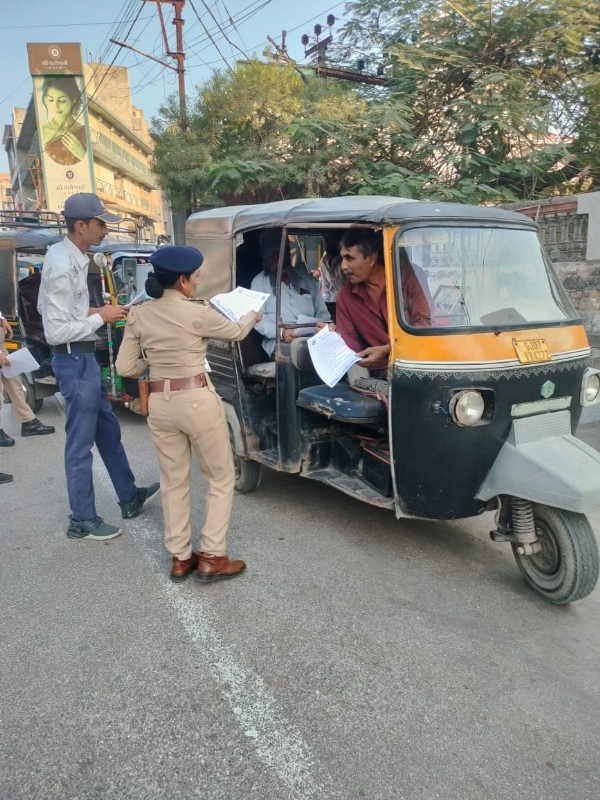 ટ્રાફિક પોલીસ દ્વારા ખીજળી પ્લોટ ટ્રાફિક અવેરનેશ કર્યક્રમ યોજ્યો.