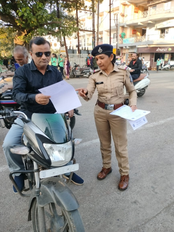 ટ્રાફિક પોલીસ દ્વારા ખીજળી પ્લોટ ટ્રાફિક અવેરનેશ કર્યક્રમ યોજ્યો.