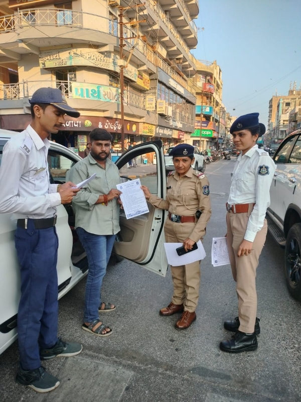 ટ્રાફિક પોલીસ દ્વારા ખીજળી પ્લોટ ટ્રાફિક અવેરનેશ કર્યક્રમ યોજ્યો.