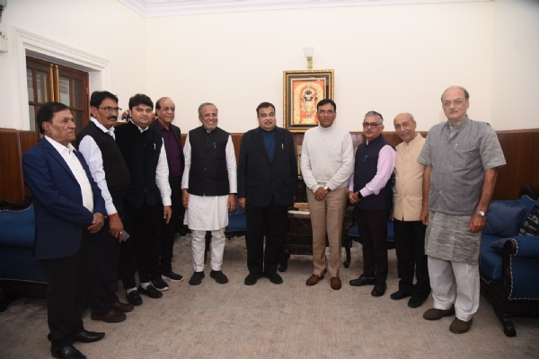 પોરબંદરના સાંસદ અને કેન્દ્રીય મંત્રી અને પોરબંદરના કેબિનેટ મંત્રીએ નીતિન ગડકરીની મુલાકાત કરી. પોરબંદરના સાંસદ અને કેન્દ્રીય મંત્રી અને પોરબંદરના કેબિનેટ મંત્રીએ નીતિન ગડકરીની મુલાકાત કરી.