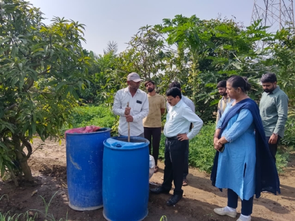 પોરબંદર જિલ્લા વિકાસ અધિકારી બી.બી ચૌધરીએ વેલનાથ પ્રાકૃતિક ફાર્મની મુલાકાત કરી. પોરબંદર જિલ્લા વિકાસ અધિકારી બી.બી ચૌધરીએ વેલનાથ પ્રાકૃતિક ફાર્મની મુલાકાત કરી.