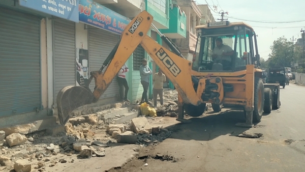 The Municipal Corporation has resumed demolition work in the city.