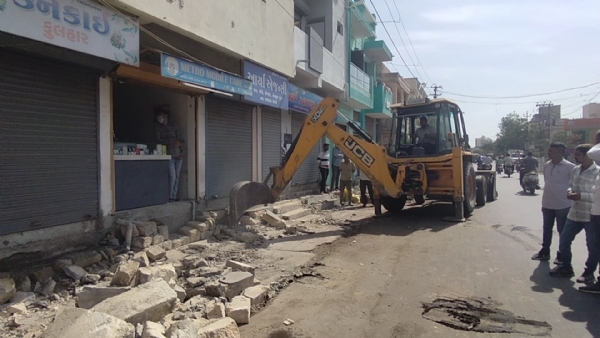 The Municipal Corporation has resumed demolition work in the city.