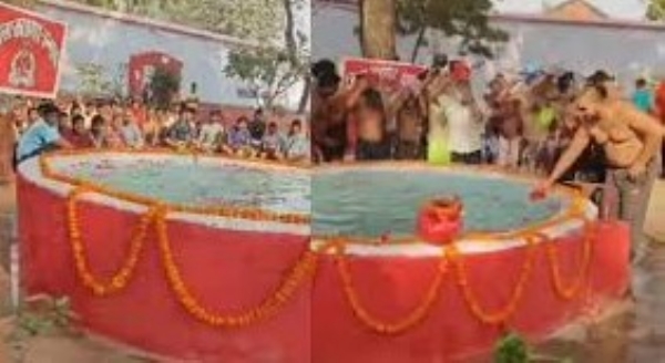 Inmates of Lucknows Adarsh ​​Jail bathe with water brought from the Kumbh Mela