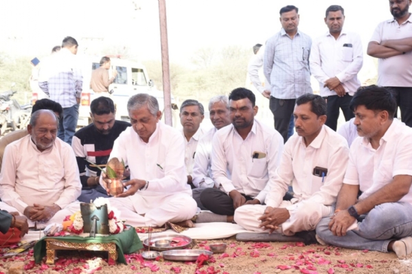 Minister Kunwarji Bawaliya performed the foundation stone laying ceremony of the rest house in Kotda village of Vinchiya taluka