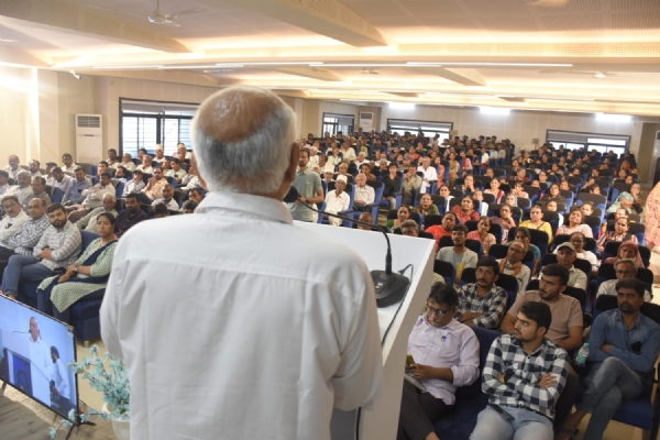 A Kisan Samman ceremony was held at the Agricultural Science Center Khapat.