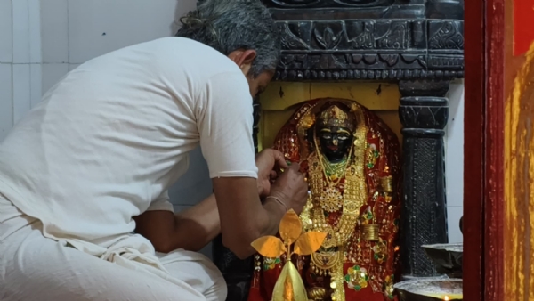 On the festival of Shivaratri, Lord Mahadev was adorned with gold ornaments.