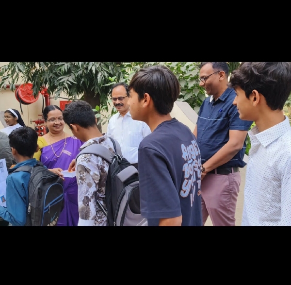 The officers welcomed the students of the board with flowers.