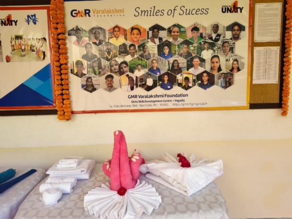 President Draupadi Murmu visited the Ekta Skill Development Center located in Vagdia village and encouraged the trainees.