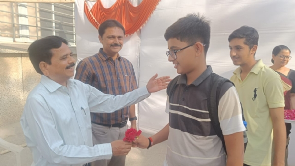 The officers welcomed the students of the board with flowers.