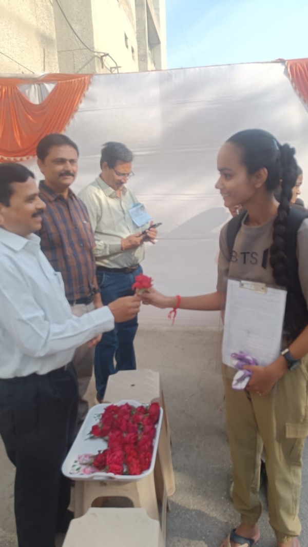 The officers welcomed the students of the board with flowers.