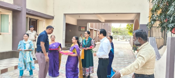 The officers welcomed the students of the board with flowers.